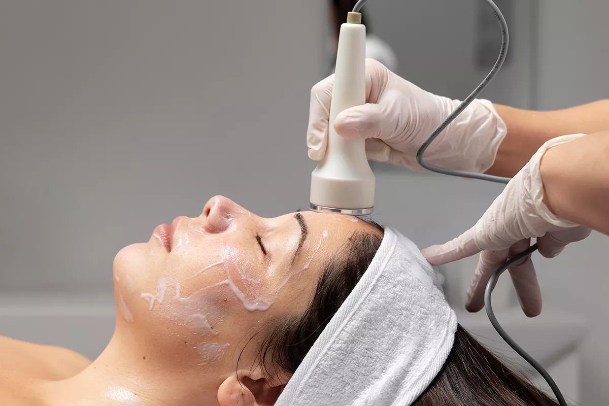 Séance de radiofréquence sur le visage